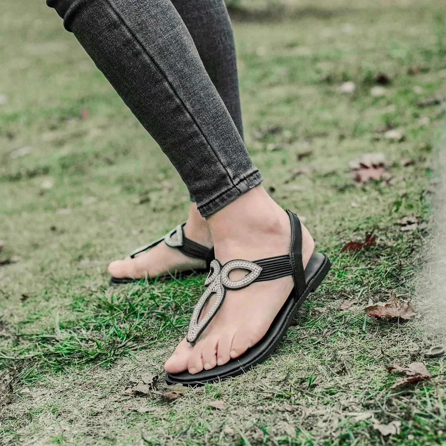 Luoika Women's Wide Width Flat Slides Sandals, Flip Flop Strappy Rhinestone Thong Sandals Comfortable Summer Beach Shoes for Women.